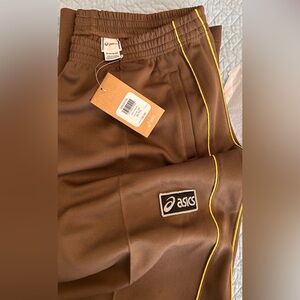 ASICS universal brown knit pants size XL
New with tags